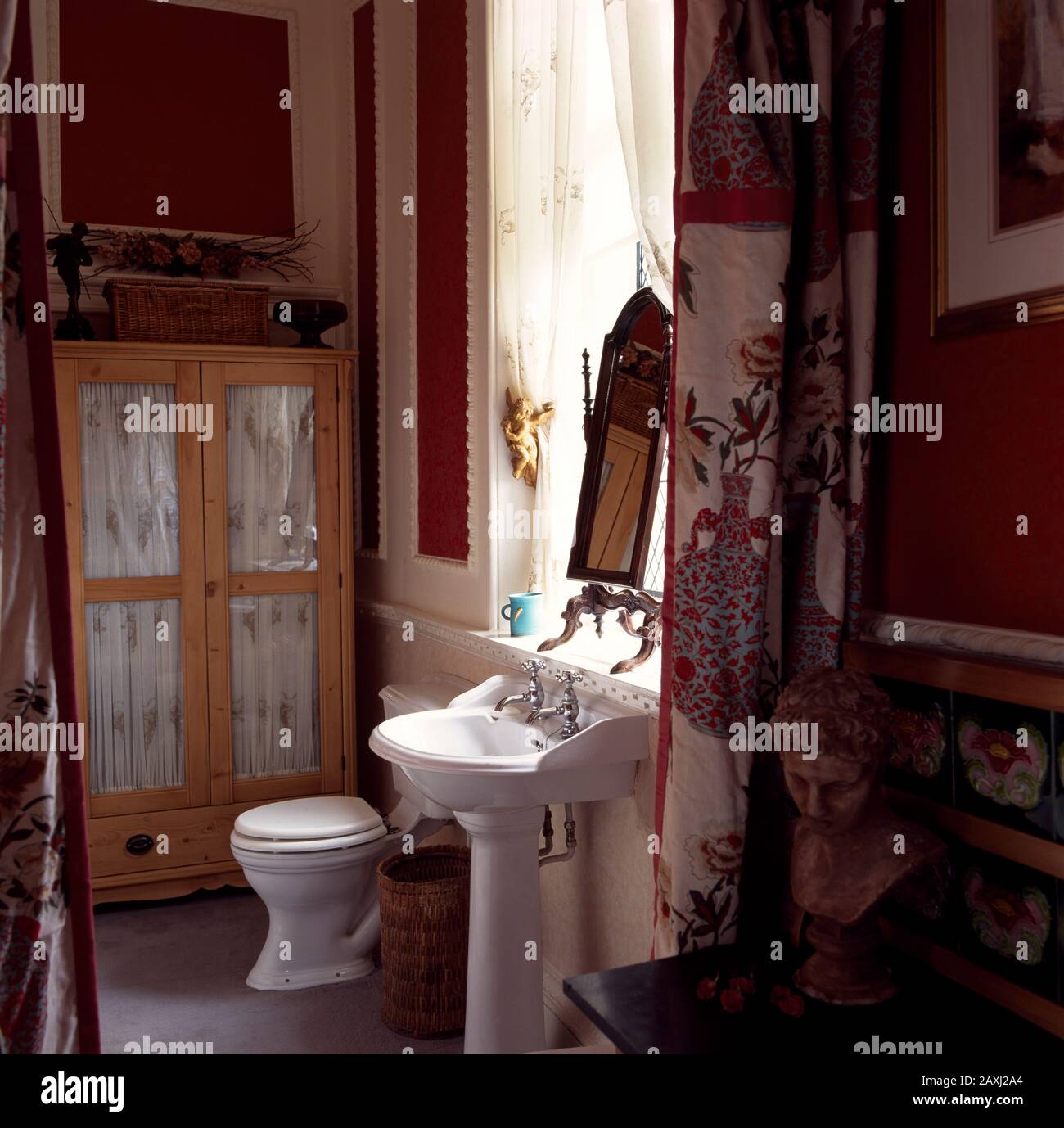 Altmodische Badezimmerausstattung im traditionellen Zimmer Stockfoto