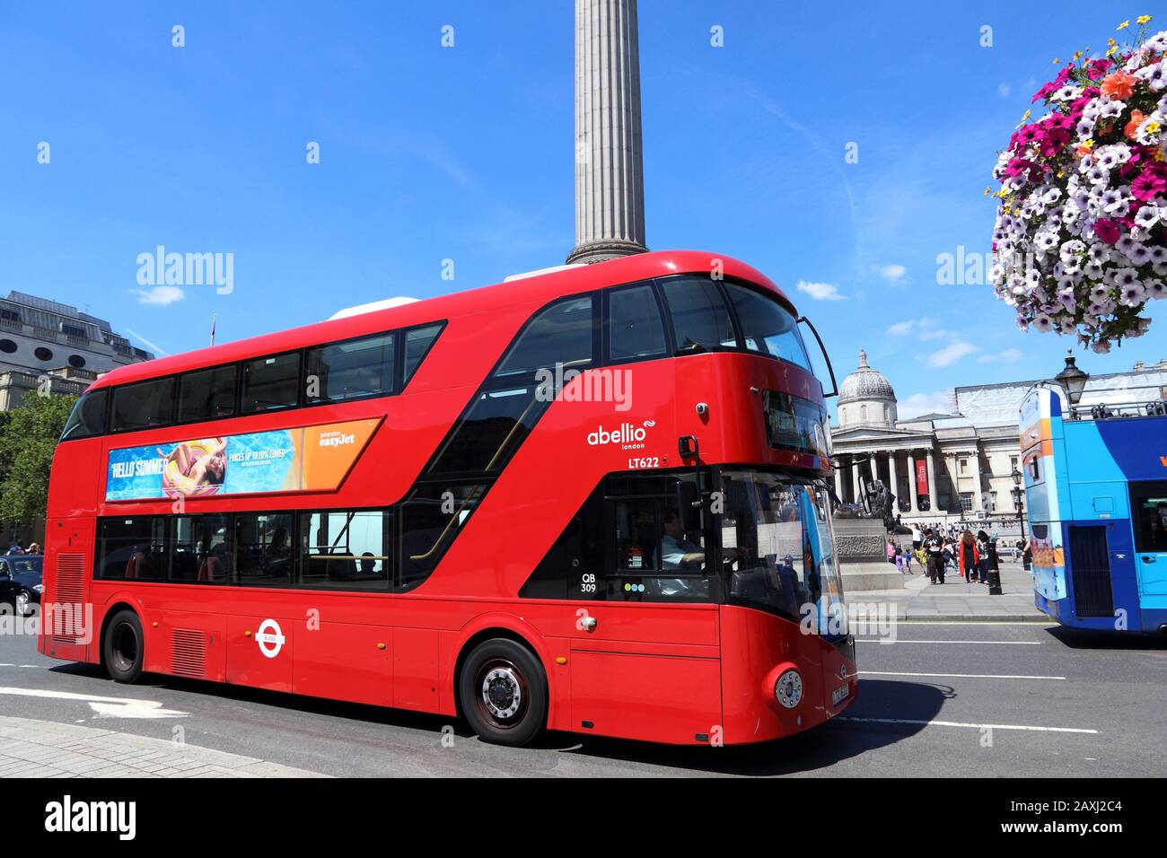 LONDON, Großbritannien - 6. JULI 2016: Menschen neuen Routemaster bus Fahrt am Trafalgar Square in London. Die hybrid diesel-elektrischen Bus ist eine neue, moderne Version von ico Stockfoto