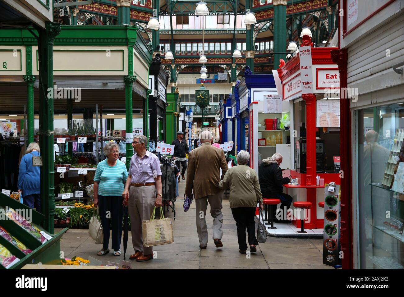 LEEDS, Großbritannien - 11 Juli, 2016: die Menschen besuchen Leeds Kirkgate Markt in Großbritannien. Es gibt 800 Ständen auf dem Markt. Es ist von 100.000 wöchentliche Shopper besucht. Stockfoto