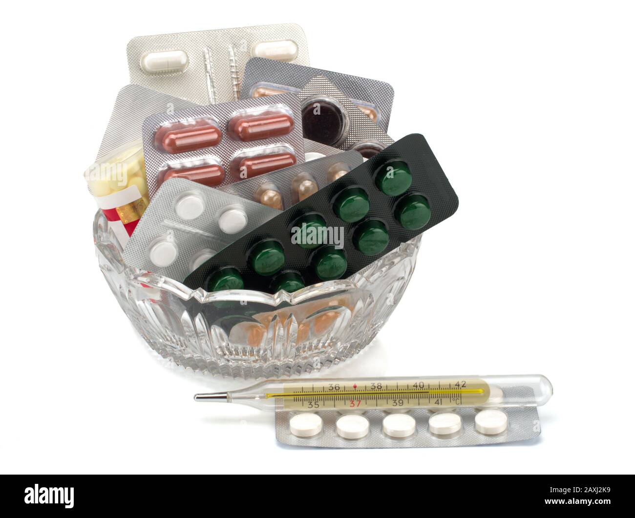 Verschiedene Tabletten, Pillen in Folienblisterpackungen, Medikamente Medikamente und Thermometer Stockfoto