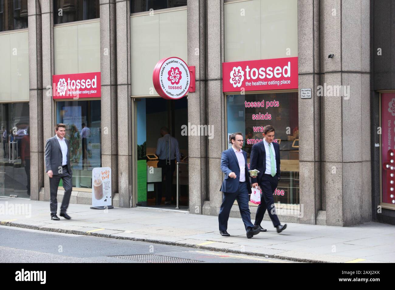 London, Großbritannien - 9. JULI 2016: Die Leute laufen im Salatrestaurant In London, Großbritannien. Tossed Brand hat 26 Restaurants in Großbritannien. Stockfoto