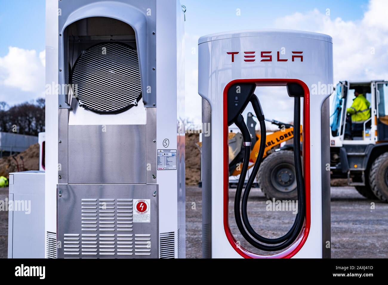 Tesla-super-Ladestation im Gebäudestatus. Hilden, Deutschland. Stockfoto