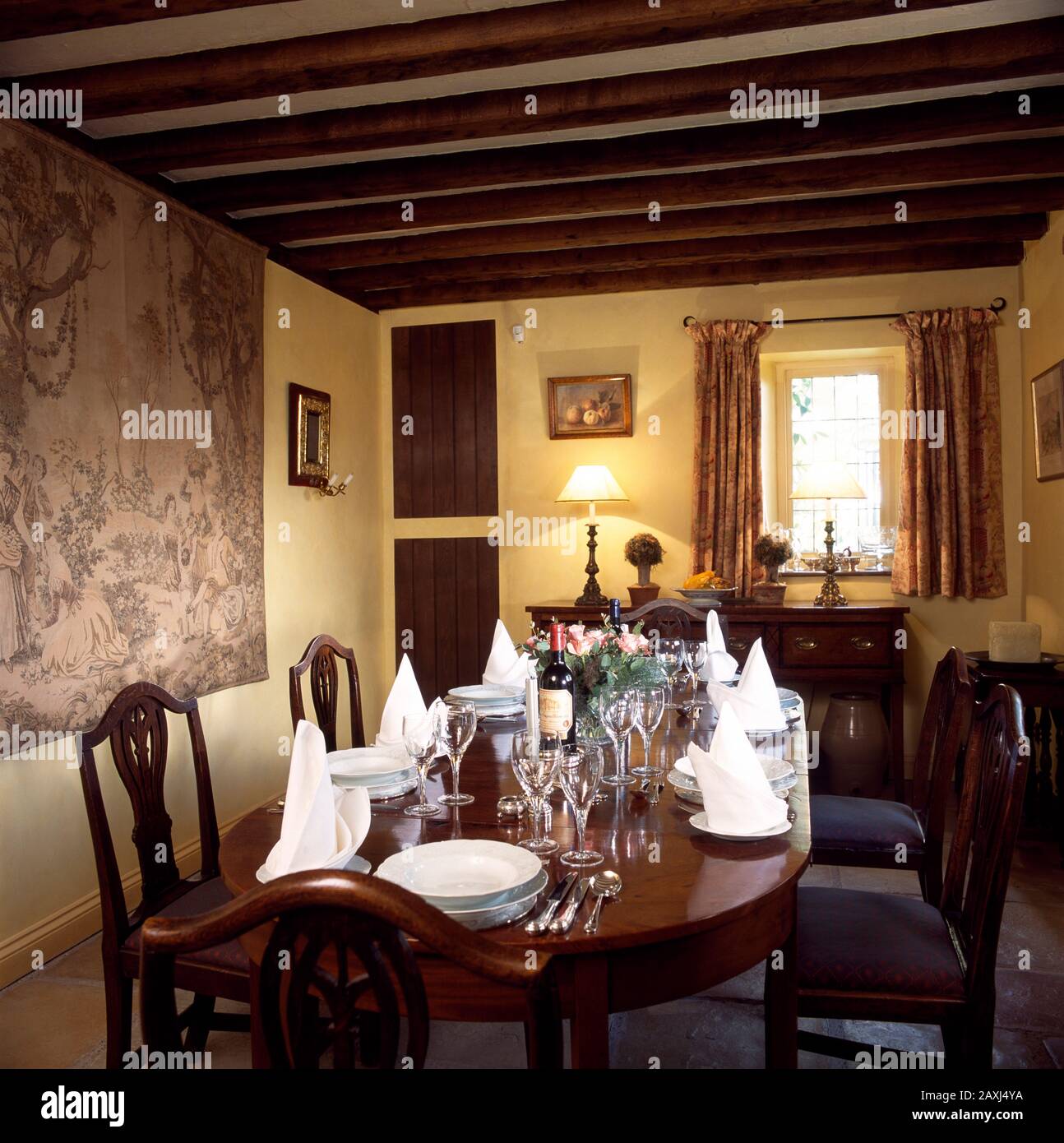 Formeller Tisch und Stühle im Cottage Stockfoto