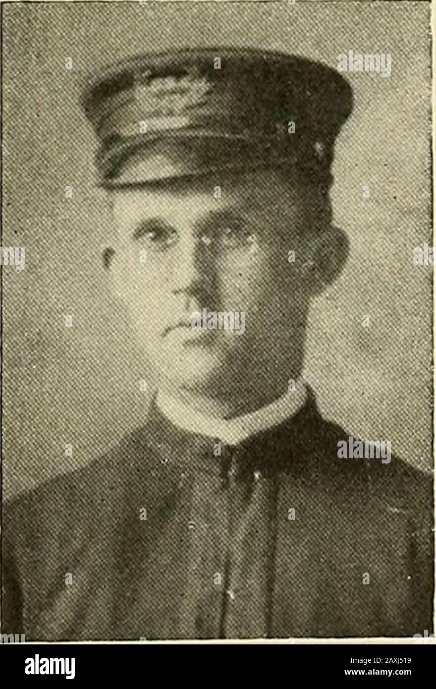 Penn State im Weltkrieg. E. P. KOHLER J. RAYMOND GDTER Seite Fünfundneunzig Pbnn Statb in den Kriegsmonaten bei Norfolk, Kasernen, Kanalisationen, Traufen usw. auf der Marinestützpunkt HamptonRoads. Er wurde dann auf das Naval Proving Grounds, Indian Head, Md., versetzt. Dort war er für ein Vermessungscorps bei der Konstruktion von zwölf Meilen Eisenbahn zuständig. Er wurde am 18. Dezember 1918 ausmustert. Glenn, WILLIAM SCHAEFFER, JR., wurde am^27. Juli 1917 zum Lieu Pächter des Medical Officers Reserve Corps ernannt und der Regierung Röntgenschule, Jefferson Hospital, Philadelphia, zugewiesen. Er t Stockfoto