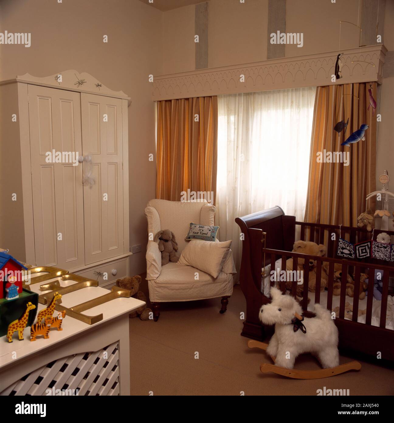 Babyzimmer mit gepolstertem Sessel Stockfoto