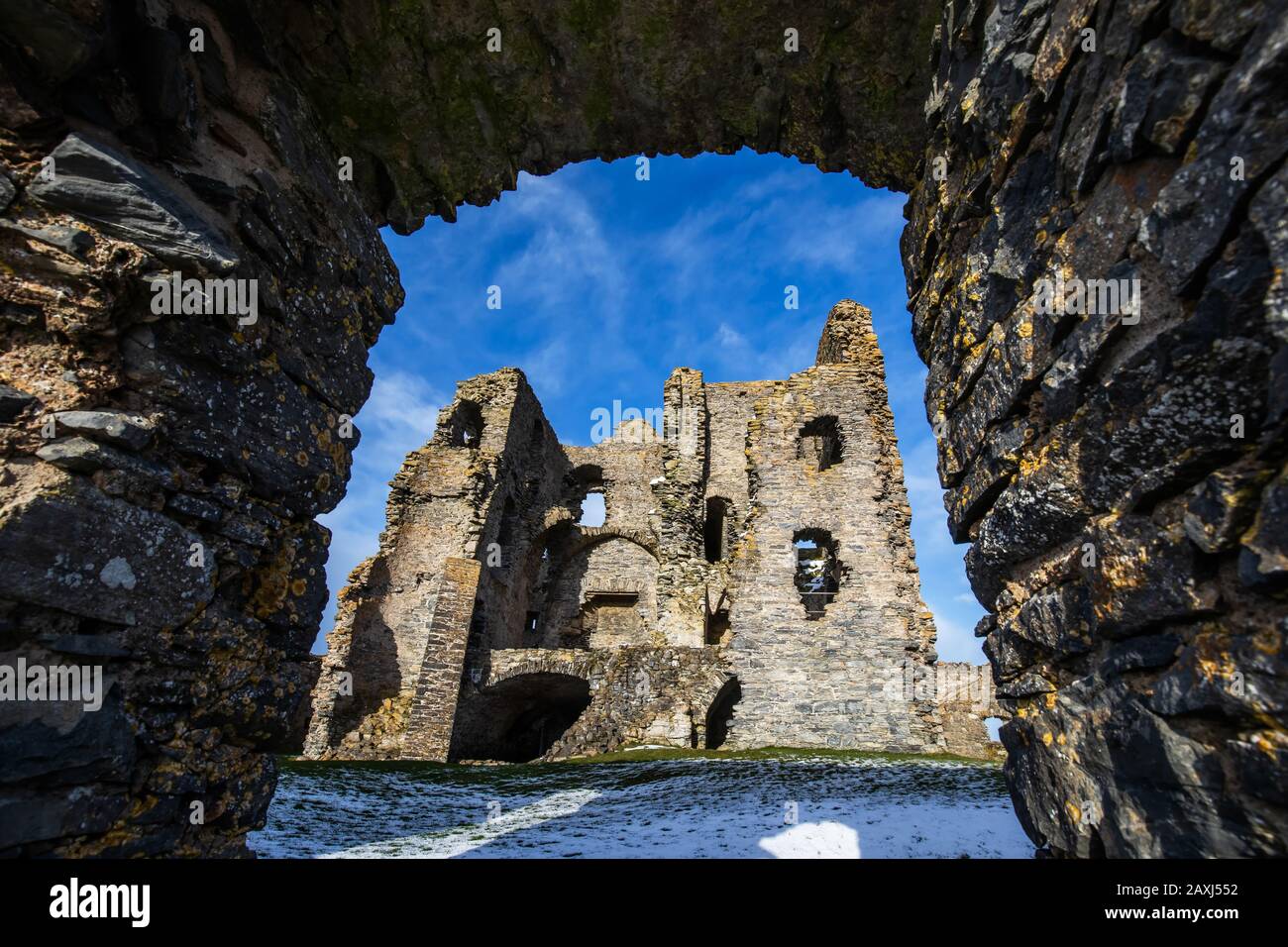 Die Ruinen von Auchindoun Castle, einem 15. Centure L-Plan Tower in der Nähe von Dufftown in Schottland, Großbritannien. Im Winter im Schnee abgebildet. Stockfoto