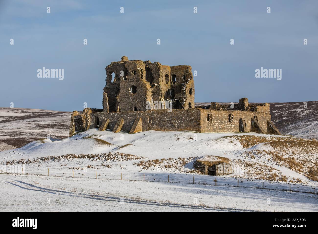 Die Ruinen von Auchindoun Castle, einem 15. Centure L-Plan Tower in der Nähe von Dufftown in Schottland, Großbritannien. Im Winter im Schnee abgebildet. Stockfoto