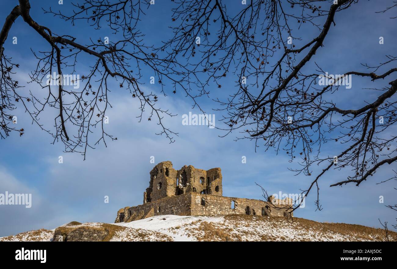 Die Ruinen von Auchindoun Castle, einem 15. Centure L-Plan Tower in der Nähe von Dufftown in Schottland, Großbritannien. Im Winter im Schnee abgebildet. Stockfoto