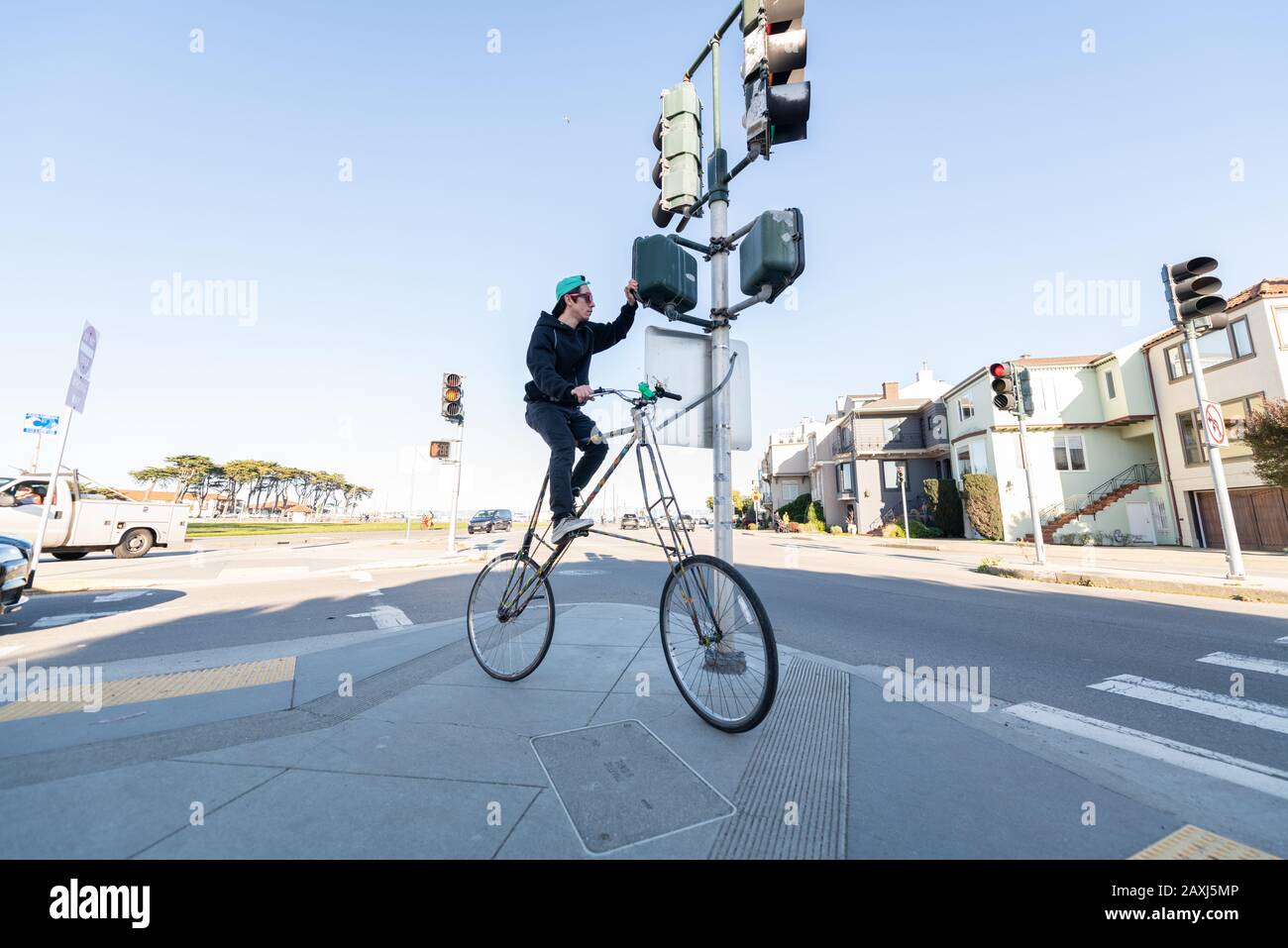 San Francisco, USA - 23. Februar 2019: Mann auf einem hohen Fahrrad auf einer Kreuzung wartet Stockfoto