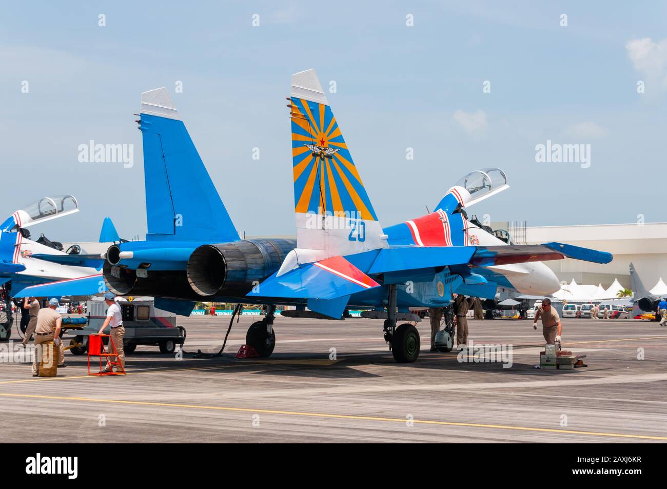 Sukhoi Su-27 Flanker der russischen Luftstreitkräfte "Russian Knights" Kunstflugstaffel, die die Massen VON LIMA Langkawi 2013 verimpuffte. Stockfoto