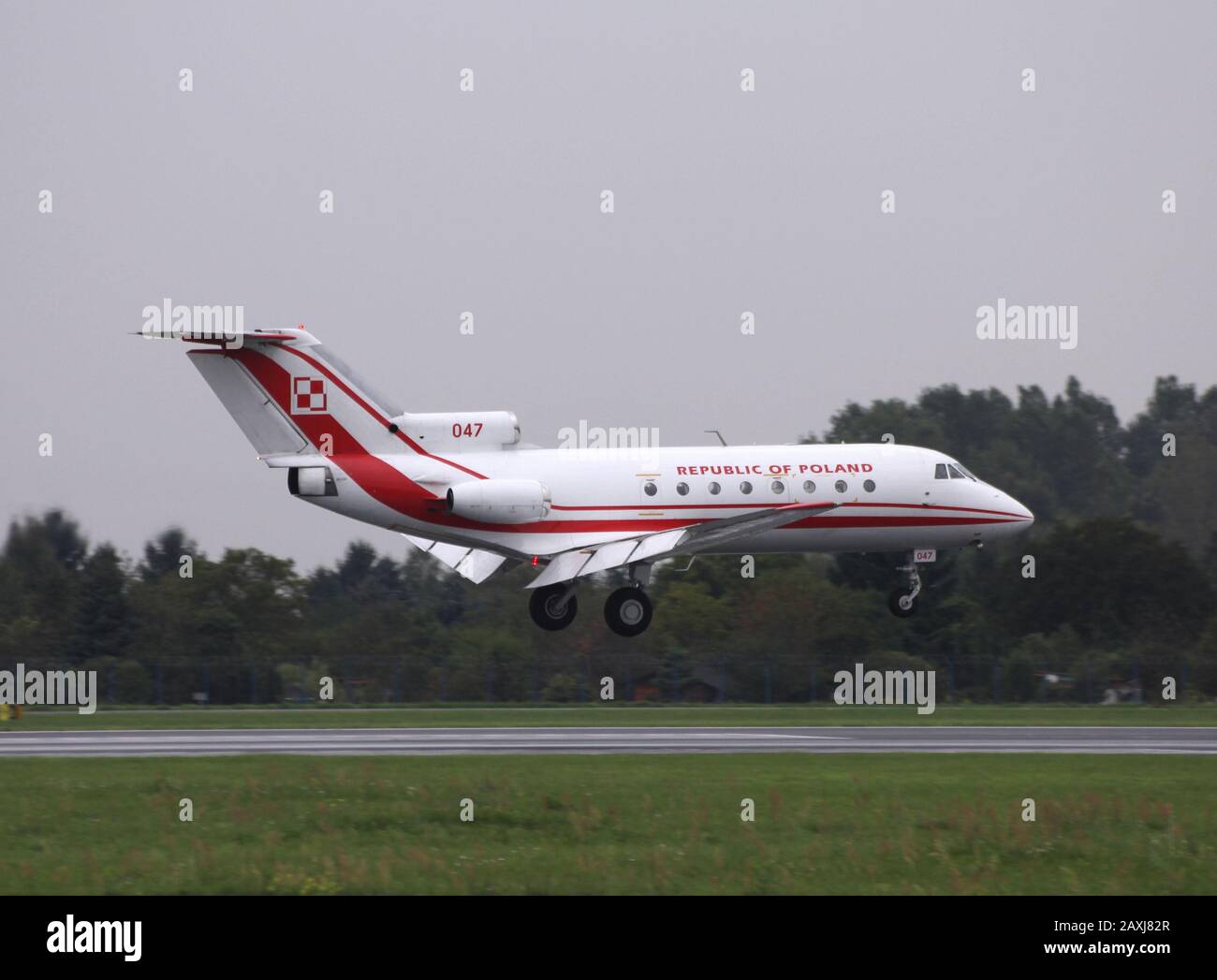 Warschau - 31. AUGUST: Polnische Luftwaffenregierung Yak-40 am 31. August 2010 auf dem Warschauer Chopin-Flughafen, Polen. Die alternde Flotte der polnischen Regierung ist auf dem Weg Stockfoto