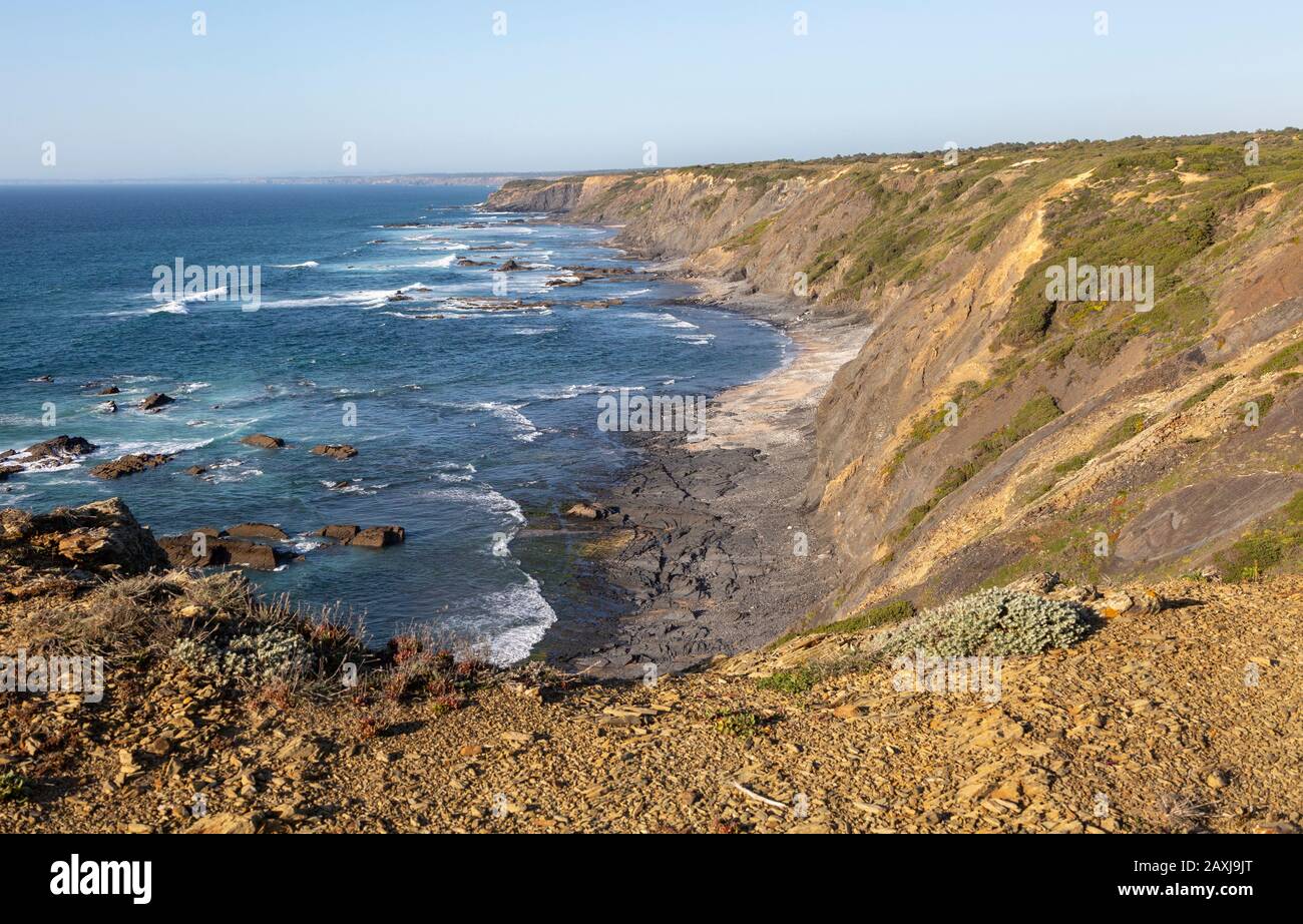 Felsige zerklüftete Küstenlandschaft auf dem Fernwanderweg Rota Vicentina Fisherman's Trail, in der Nähe von Bunheira, Aljezur, Algarve, Portugal Stockfoto