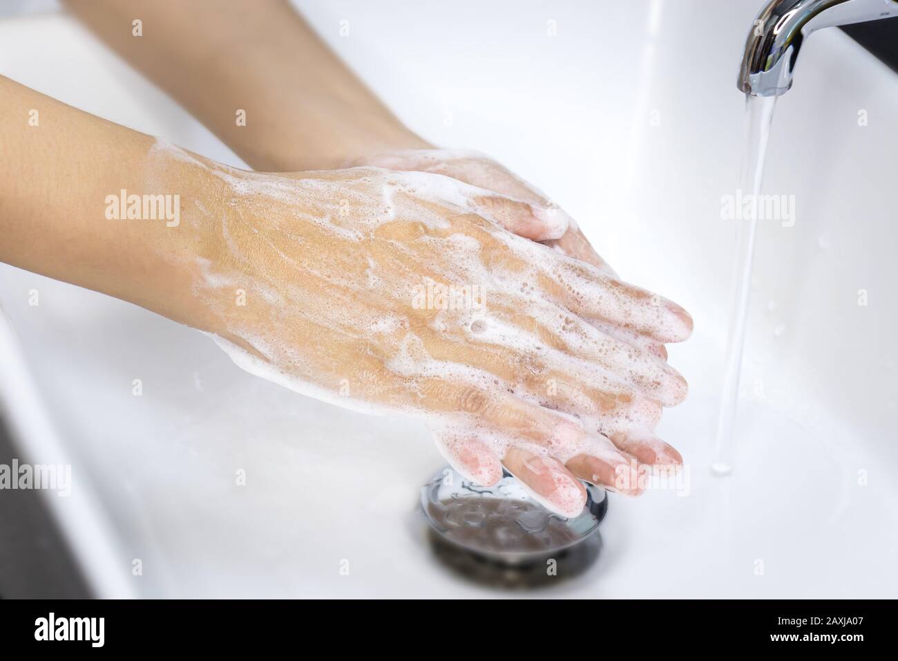 Hygienekonzept: Hände mit Seife in Waschbecken waschen, sauber halten, um vor Viren- und Bakterienerkrankungen zu schützen Stockfoto