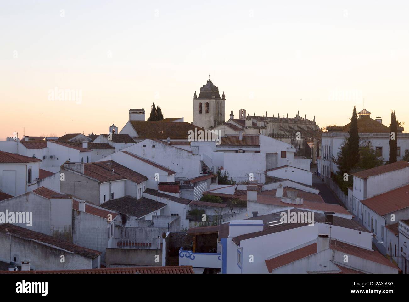 Blick über die Dächer der Gebäude im Dorf von Alvito, Distrikt Beja, Baixo Alentejo, Portugal, Südeuropa Stockfoto