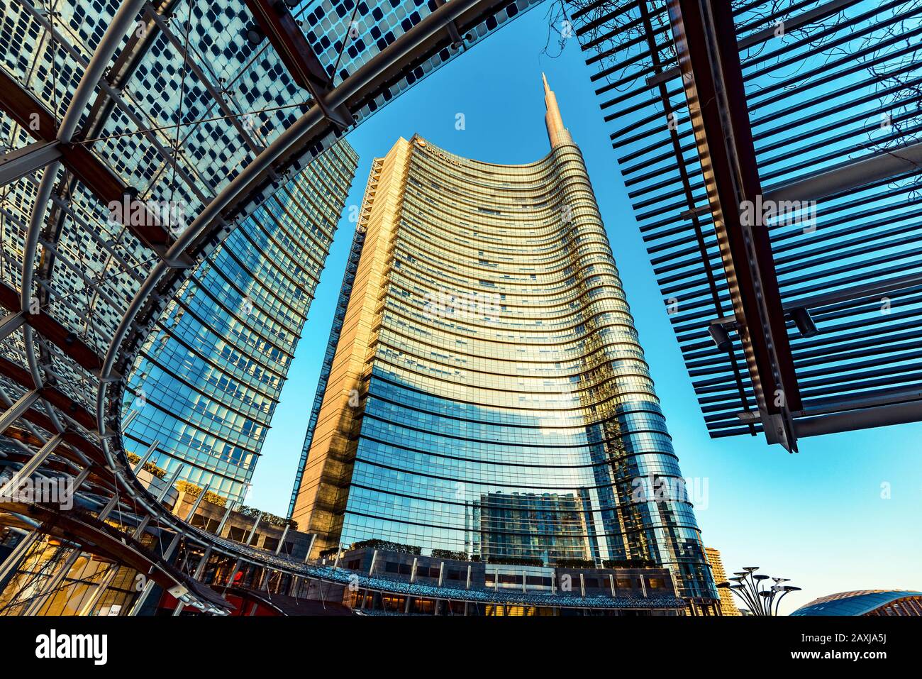 Mailand, ITALIEN - CIRCA FEBRUAR 2020: Mailand Italien, Porta Garibaldi District. Gae Aulenti-Platz. Unicredit Tower. Stockfoto