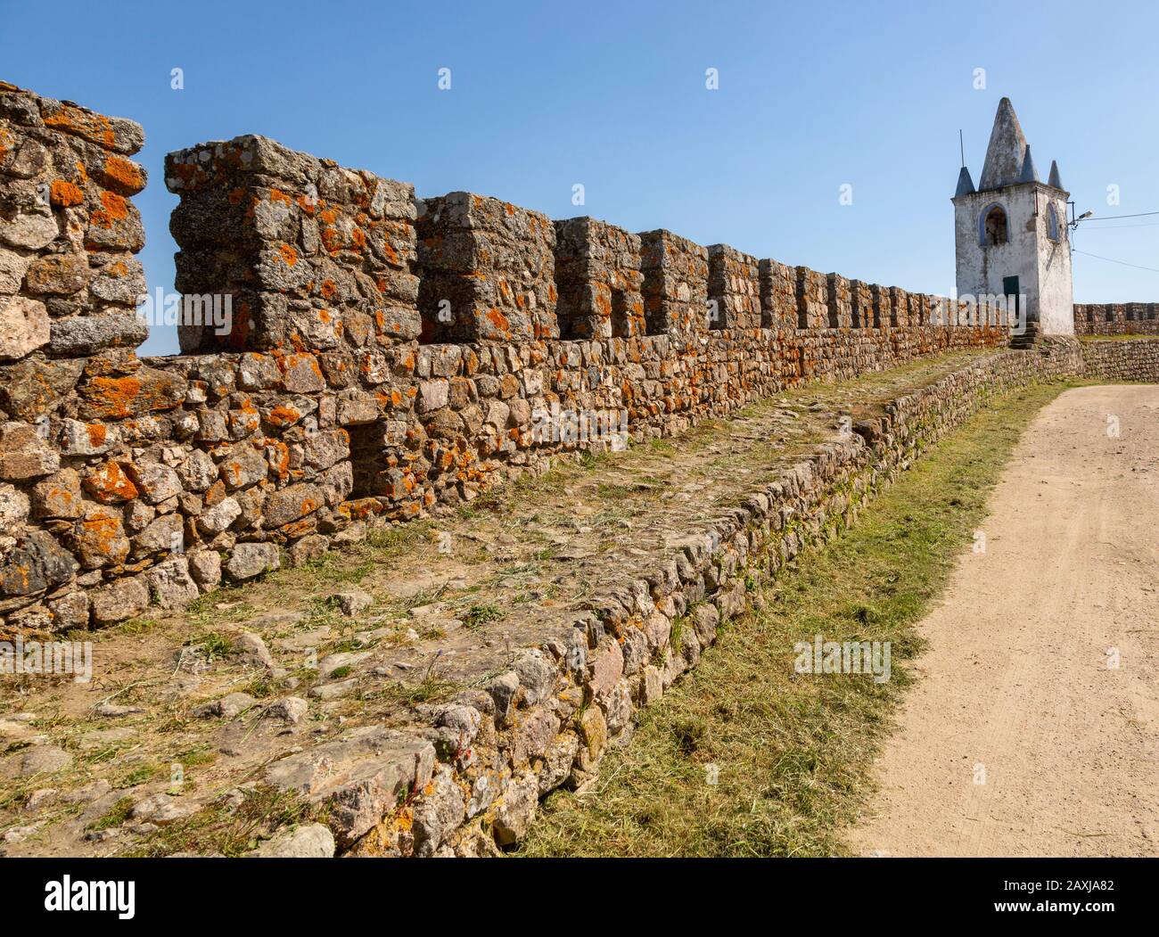 Zinnen steinerne Wälle und Wachturm in historischen Burgruinen bei Arraiolos, Alentejo, Portugal, Südeuropa - auch bekannt als Paço dos Alcaide Stockfoto