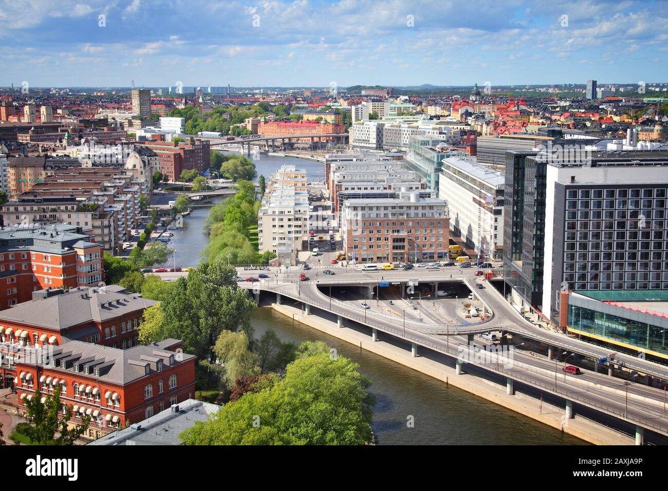 Stockholm, Schweden. Blick auf die Stadt mit Klara-Kanal, Klarabergsviaduktbrücke, Kungsholmen und Stadtteil Norrmalm. Stockfoto