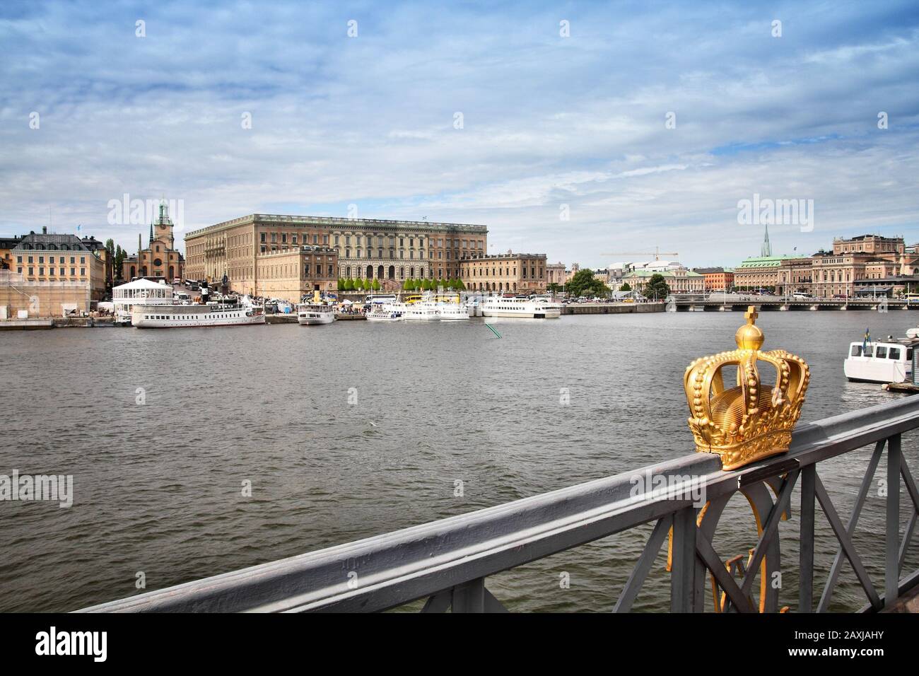 Stockholmer Stadt. Skeppsholmsbron (Skeppsholm Bridge) mit vergoldeter Krone und Altstadt im Hintergrund. Stockfoto