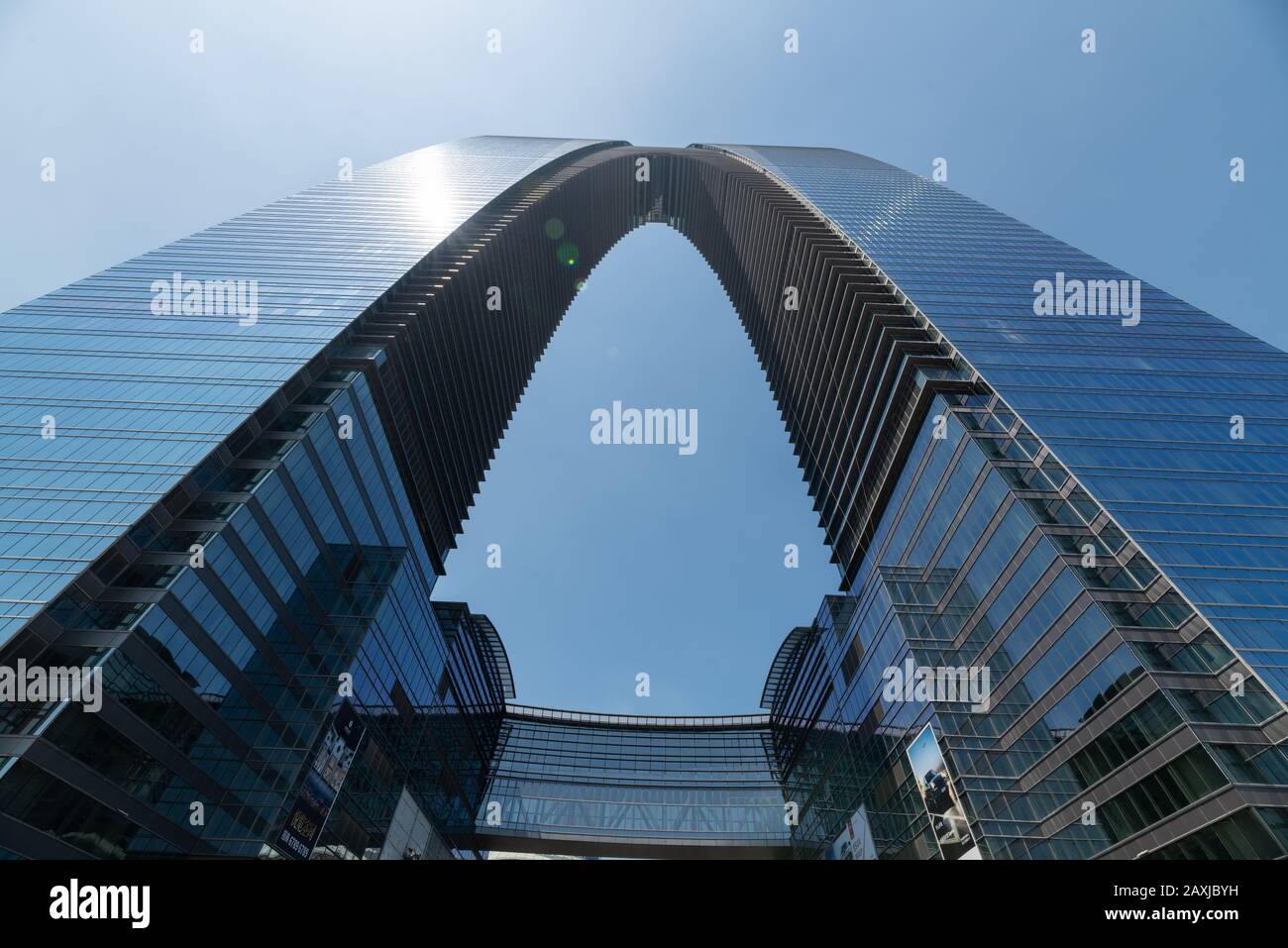 Suzhou, China - 24. August 2018: Blick auf das Tor des Orients, Hose, orientalisches Bogengebäude im Suzhou Jinji See. Stockfoto