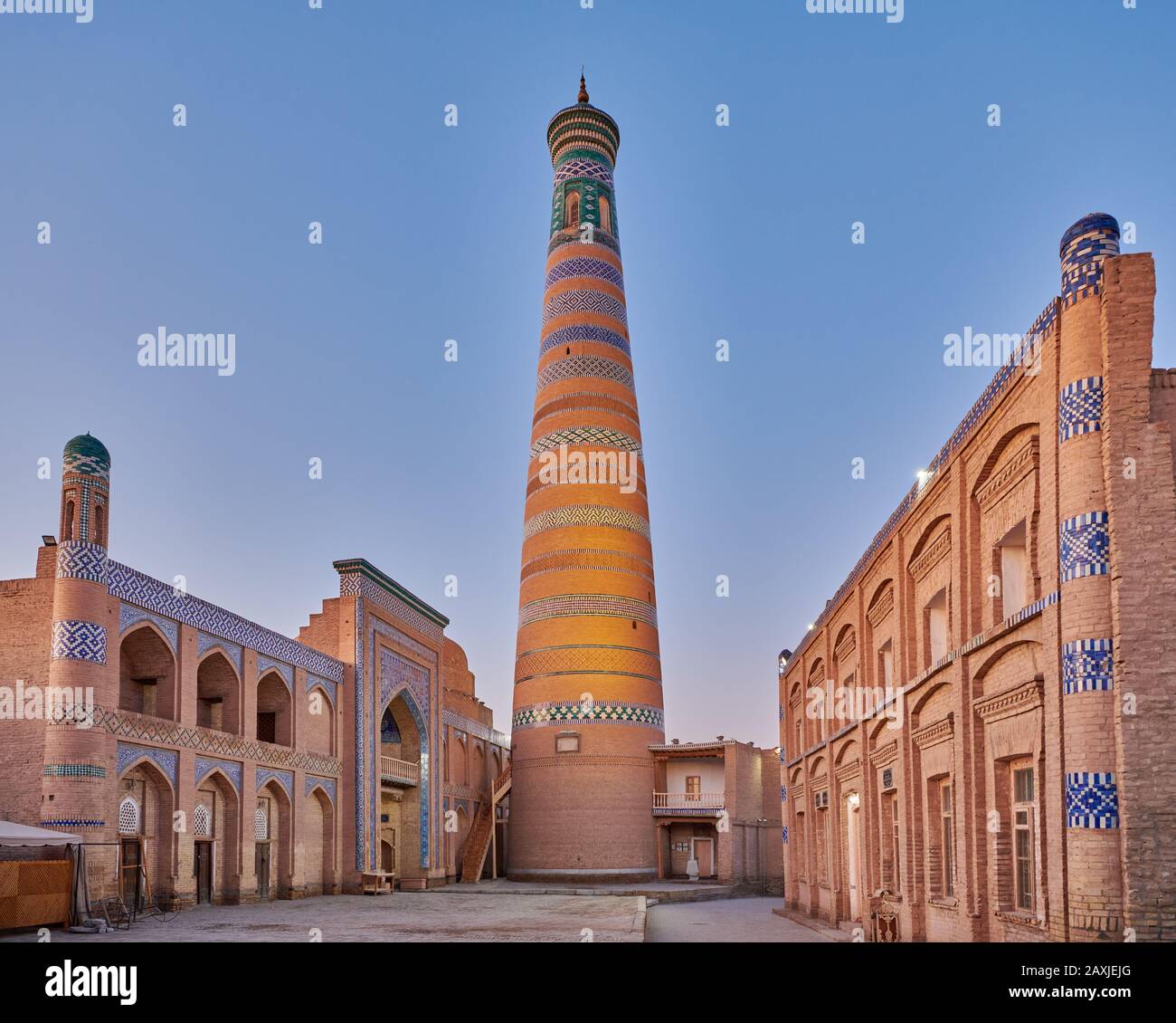 Islam Khodja oder Islam Khoja Minarett und Madrassah, Itchan-Kala, Khiva, Usbekistan, Zentralasien Stockfoto