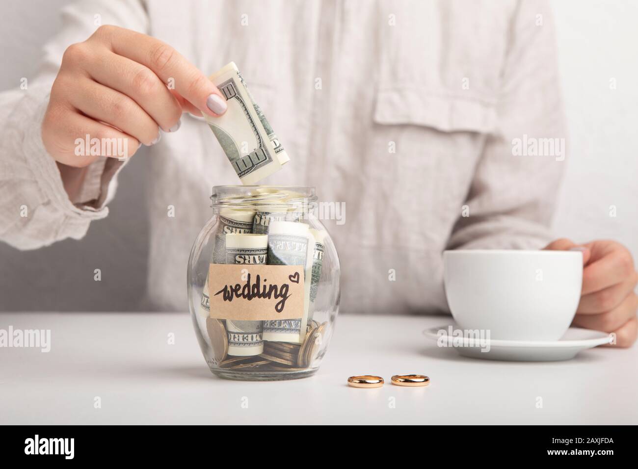 Brautplanung für Hochzeit und Einsparung Von Geld im Glasbecher Stockfoto