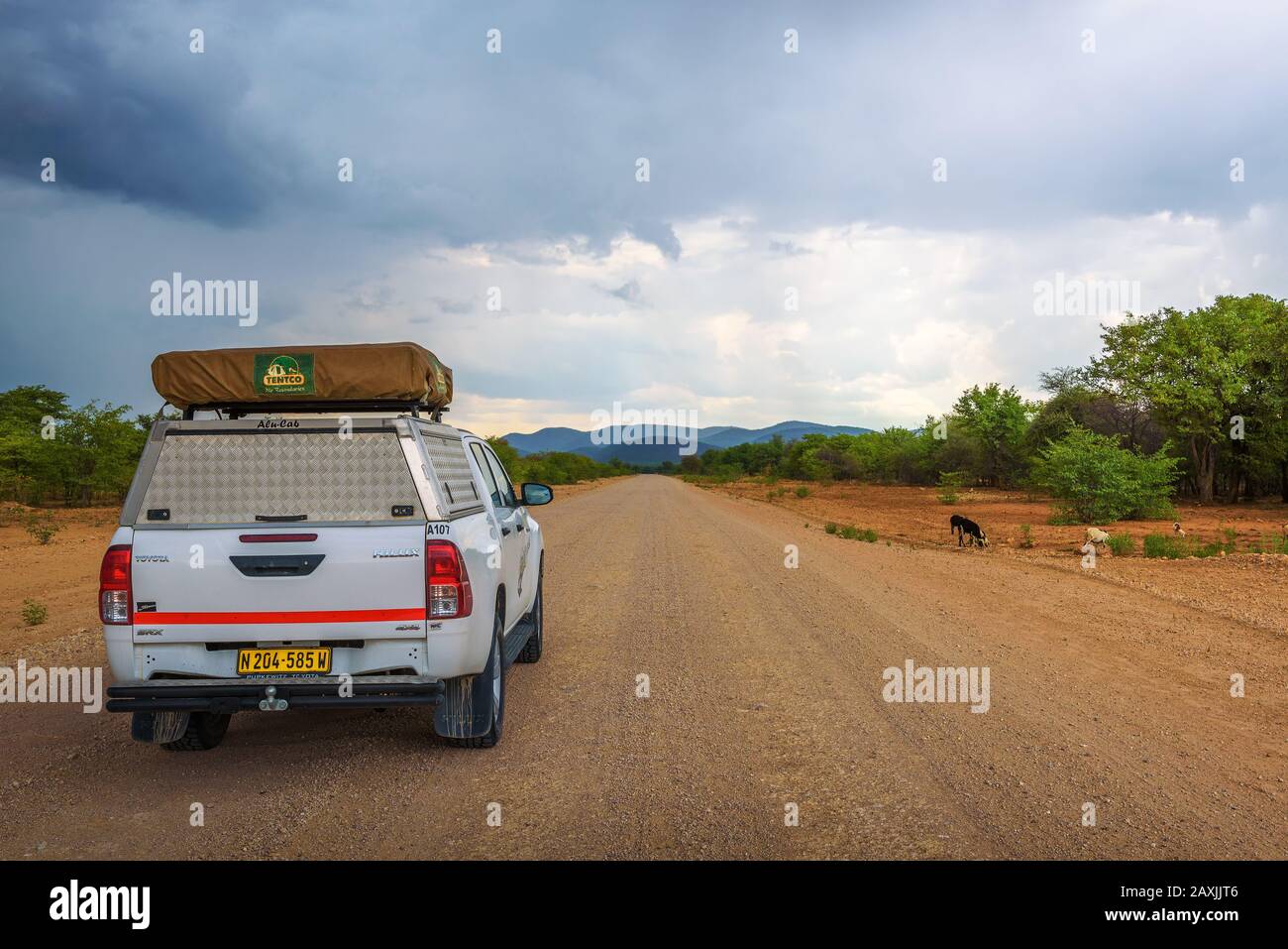 geländewagen mit einem Dachzelt, das durch die Kunene-Region in Namibia fährt Stockfoto