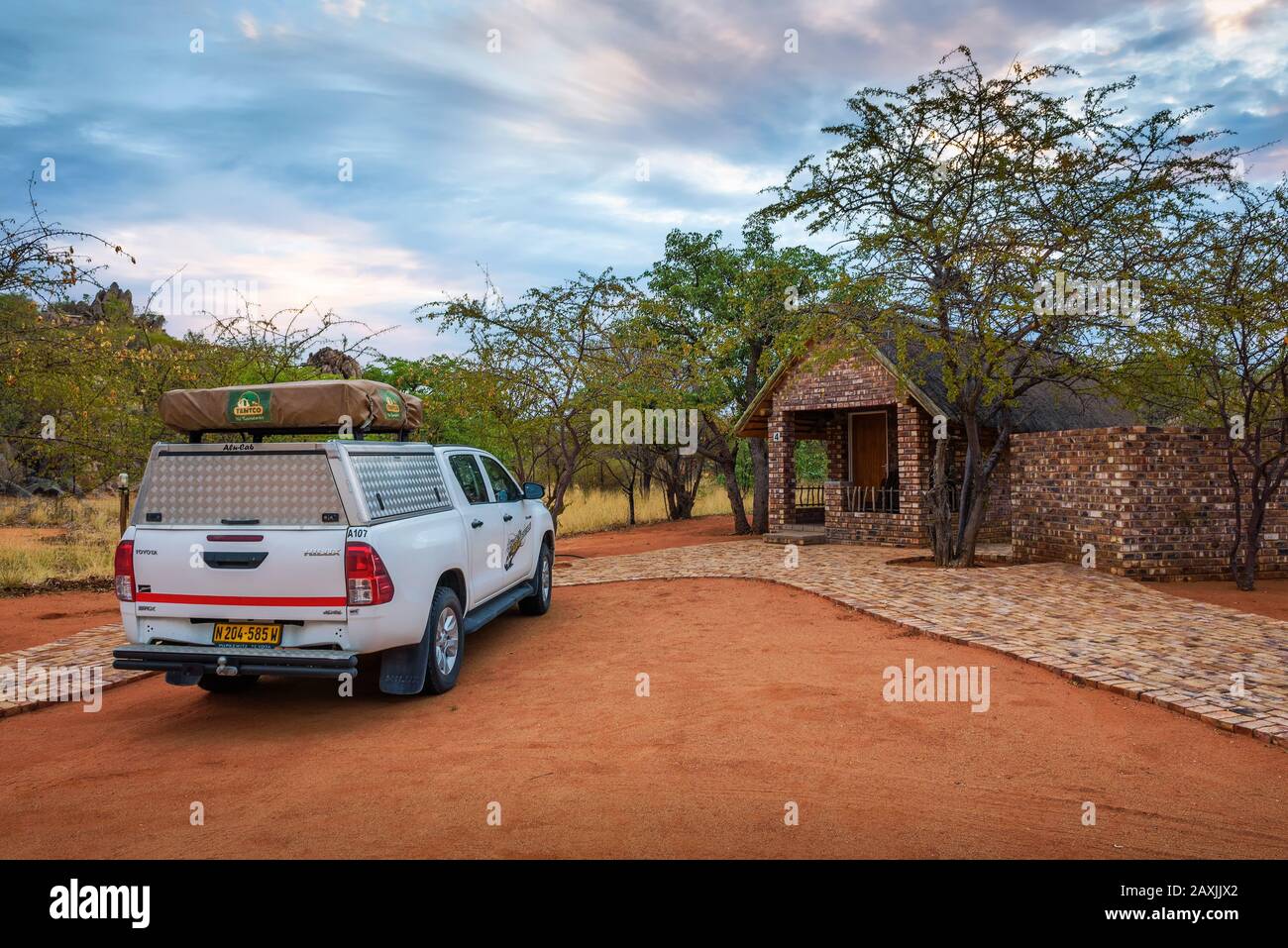 geländewagen mit einem Zeltdach in der Kaoko Bush Lodge in der Nähe von Etosha, Namibia Stockfoto