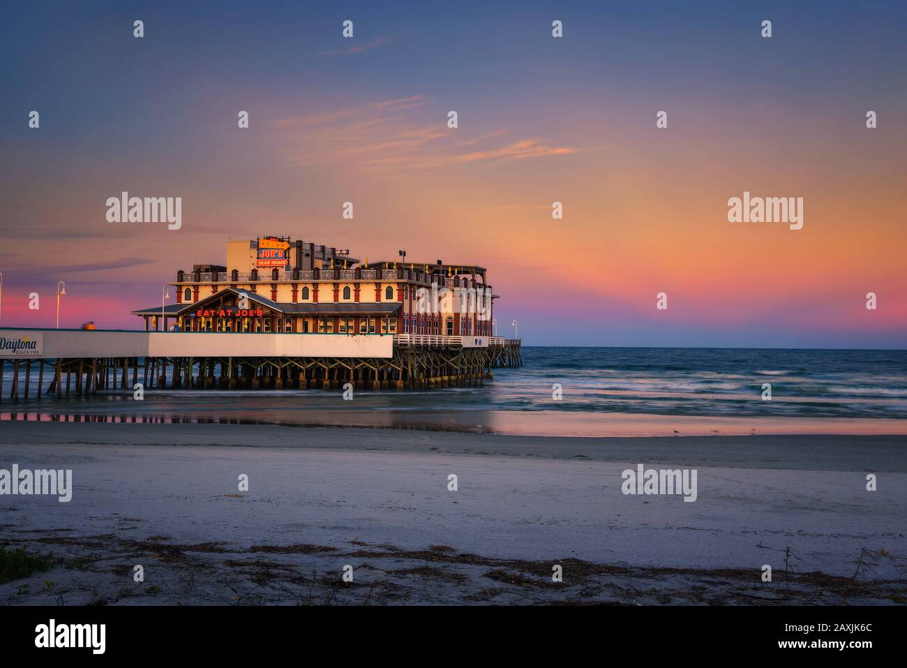 Sonnenuntergang über Daytona Beach Main Street Pier Mit Joe's Crab Shack Restaurant Stockfoto