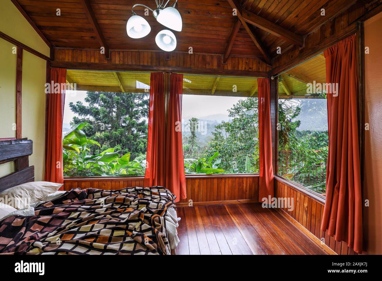 Inneneinrichtung eines Zimmers in Volcan Poas - Vara Blanca Tiquicia Lodge in Costa Rica Stockfoto