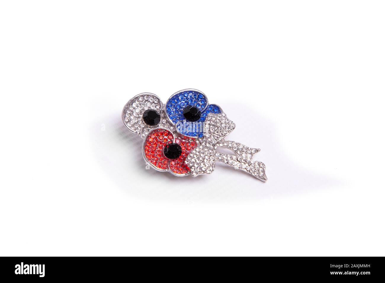 Mohn Day Crystal Brooch in Rot-Weiß und Blau auf weißem Hintergrund. Stockfoto