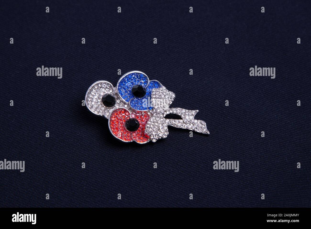 Mohn Day Crystal Brooch in Rot-Weiß und Blau auf schwarzem Hintergrund. Stockfoto