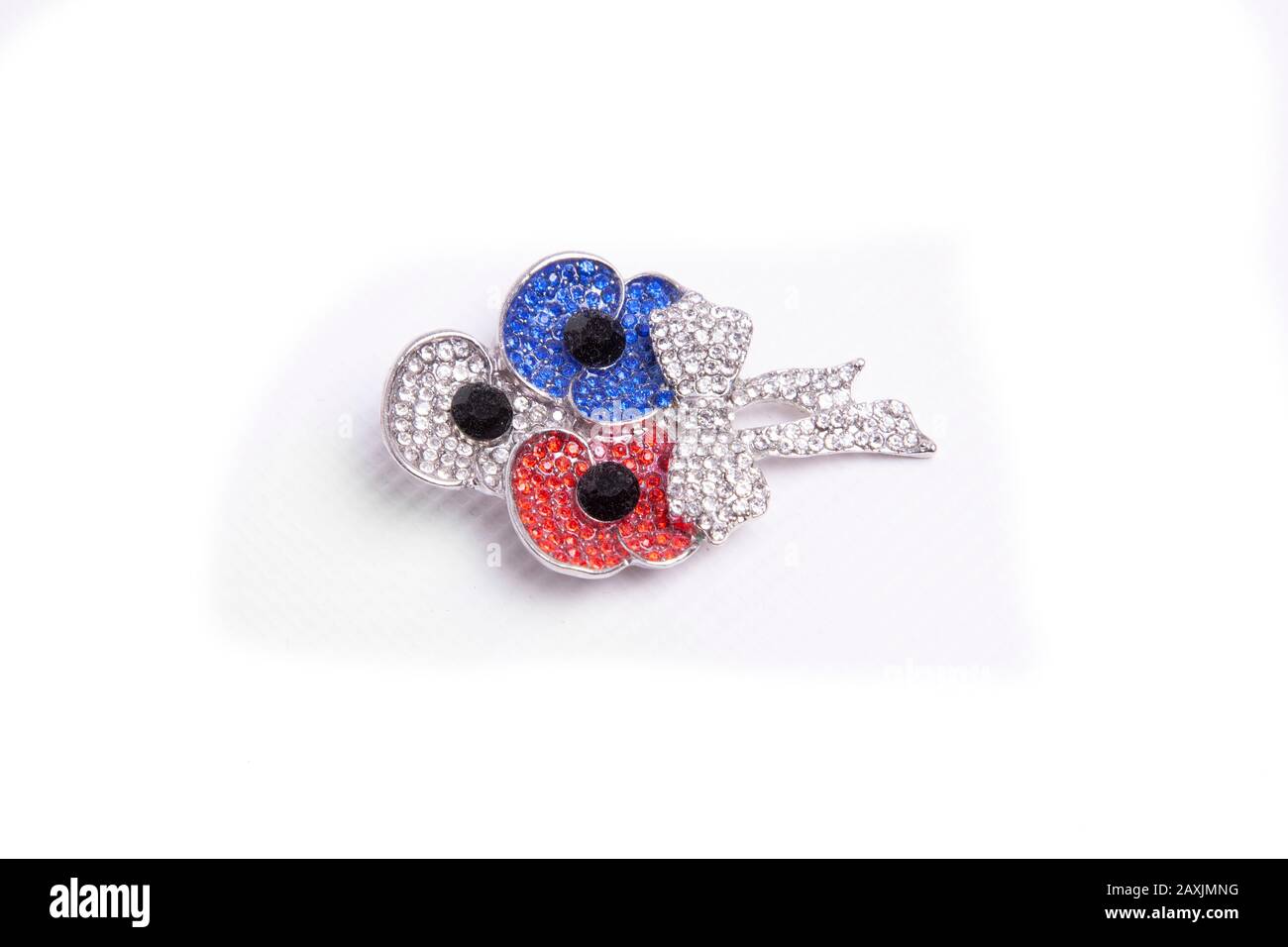 Mohn Day Crystal Brooch in Rot-Weiß und Blau auf weißem Hintergrund. Stockfoto