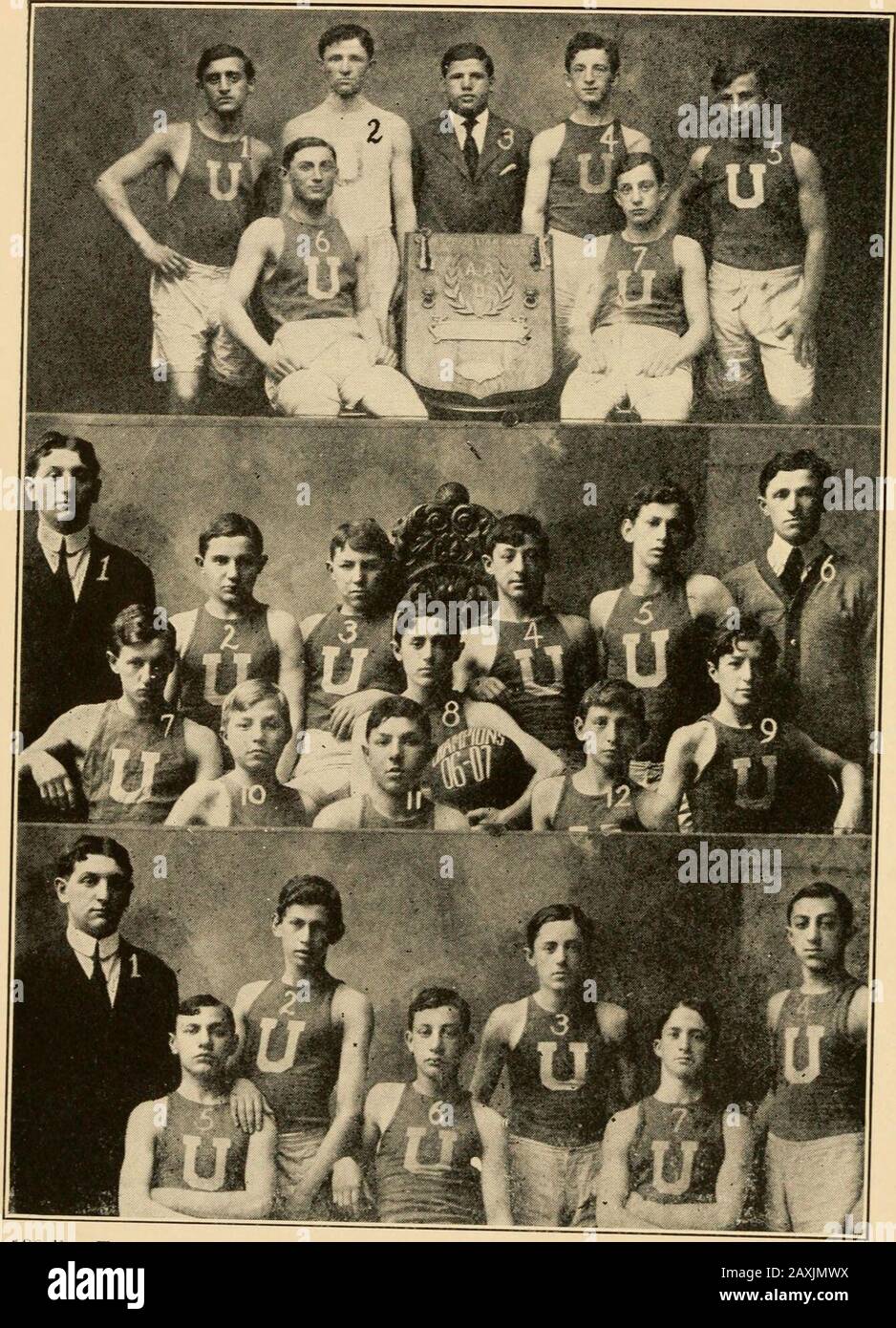 Offizieller A.A.S. Basketballführer. IONSHIPS SSOHOOII ^^ Hielt an der Central Y.M.C. A., Maich 26, 28, 30, 1907. Nur für Teams, die nicht in der zentralen A.A.U. eingetragen sind Basketball-Meisterschaften, ausgetragen in Evanston, 21. März, 22. März, 2,3, 1907. In der ersten Runde besiegte Central Midgets Central Park A.C.23-22; Central Cardinals besiegte die Rangers 34-14; CentralSeconds besiegte Davis Square Crescents 46-19; Central NoonClass besiegte Davis Square Seniors 44-10; West Side Midgetsbeat Hamilton Park Seniors 41-21; Lincoln M.E. defeedHyde Park Y.M.C.A. 44-13- Zweite Runde - Central Seconds besiegte Lincoln M.E. 25- Stockfoto