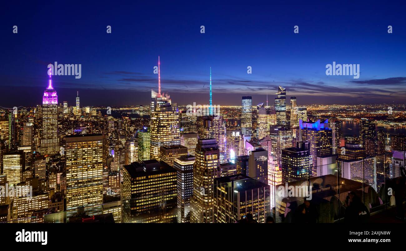 New YORK CITY, New York - FEBRUAR, 03: Fantastischer Panoramablick auf die Skyline von New York und Wolkenkratzer bei Sonnenuntergang am 03. Februar 2020 in New York City. Stockfoto