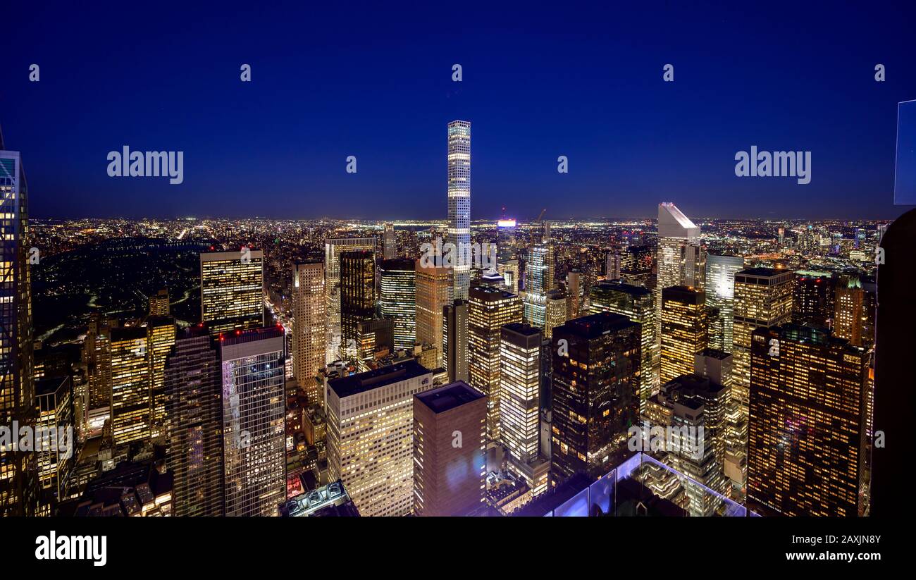 New YORK CITY, New York - FEBRUAR, 03: Fantastischer Panoramablick auf die Skyline von New York und Wolkenkratzer bei Sonnenuntergang am 03. Februar 2020 in New York City. Stockfoto