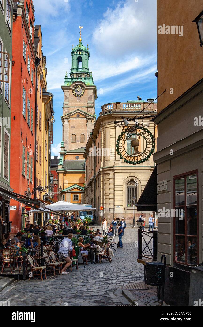 Bars im Freien auf der Gamla Stan Straße in der Nähe der St.-Gertrolde-Kirche im alten Stockholm Stockfoto