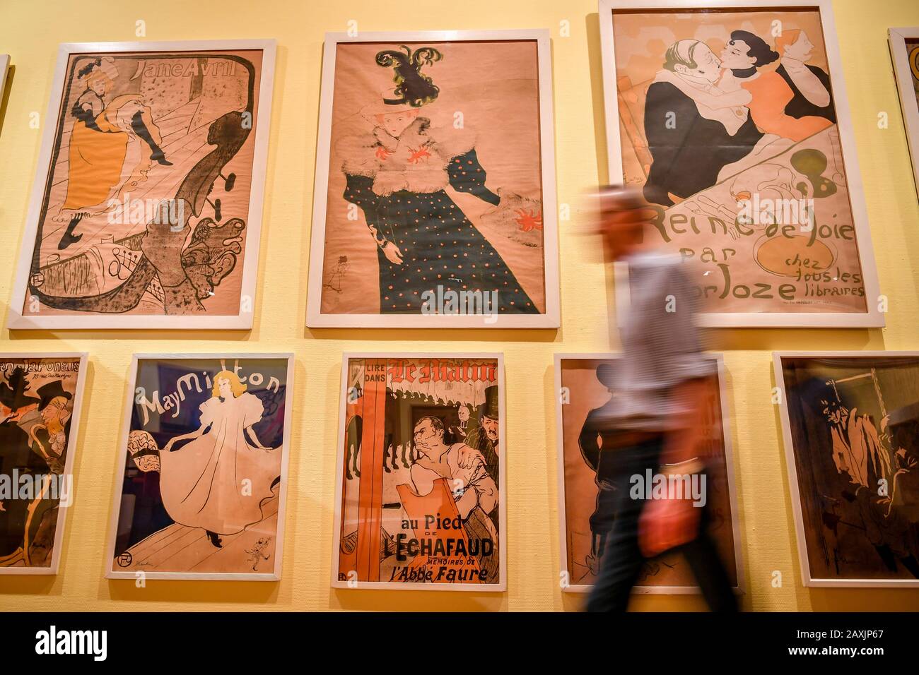 Galerie-Mitarbeiter geben eine Sammlung von Toulouruse-Lautrec-Kunstwerken weiter, während sie die Ausstellung "Touluse-Lautrec" und "Masters of Montmartre" in der Victoria Art Gallery, Bath, mit der erstmals eine komplette Sammlung von Touloure-Lautrec-Plakaten, viele davon selten, zusammen ausgestellt werden. Stockfoto