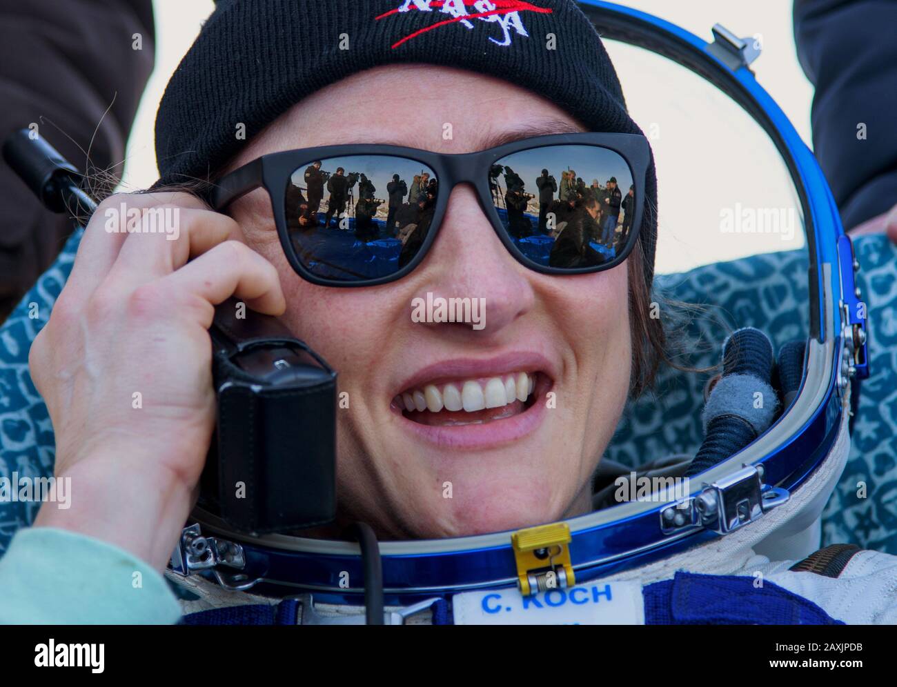 ZHEZKAZGAN, KASACHSTAN - 6. Februar 2020 - Die Rekord-Astronautin Christina Koch wird außerhalb des Sojus MS-13-Raumschiffs gesehen, nachdem sie Roskosmos Co Stockfoto