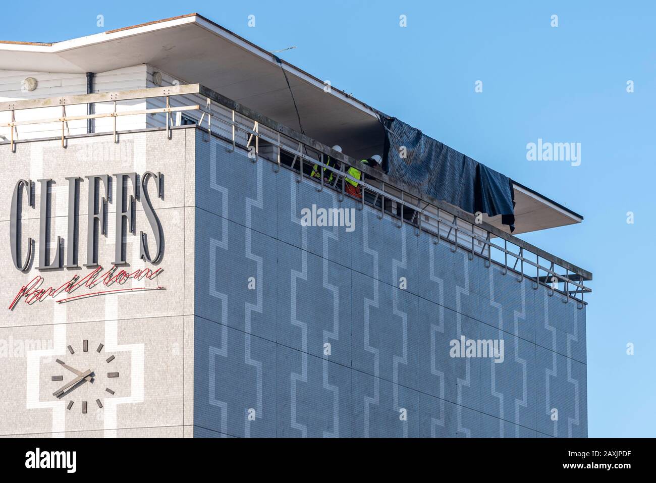 Southend on Sea, Essex, Großbritannien. Februar 2020. Lokale Behörden ergreifen die Chance, wenn der Wind nach den zerstörerischen Winden des Sturms Ciara abfällt, sich zu beseitigen. Dachmaterial, das vom Dach des Cliffs Pavilion Theaters abgesprengt wurde, wurde weggeschnitten und darf auf den Boden fallen Stockfoto