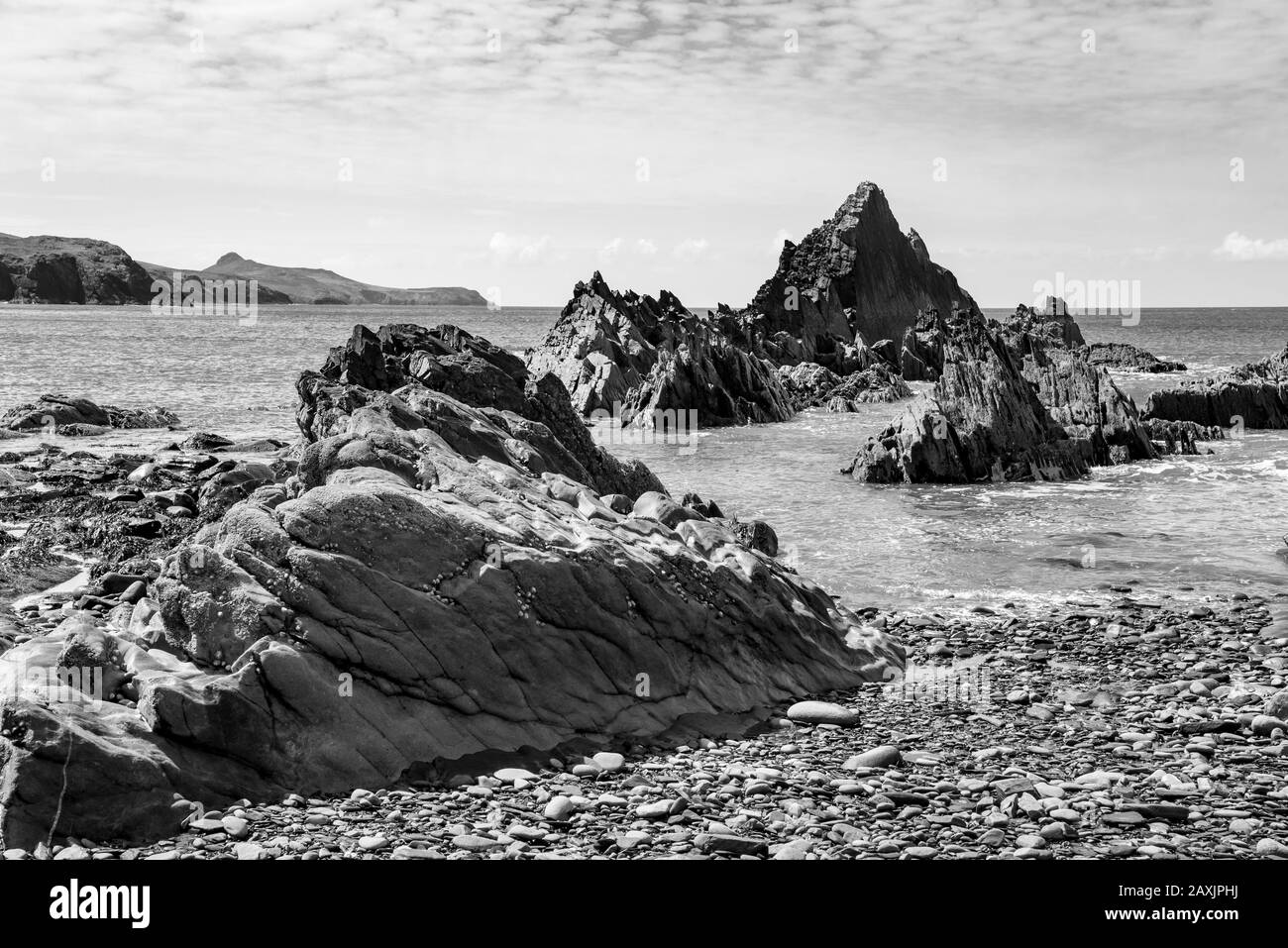 Traeth Llyfn Strand in der Nähe von Abereiddy, Pembrokeshire, Wales. Ein atemberaubender Strand mit Felsformationen, die bei Ebbe sichtbar werden. Stockfoto