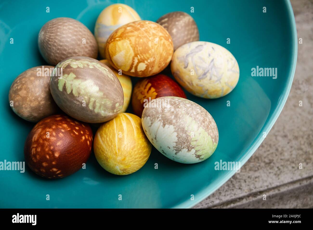 Bunte handbemalte Ostereier Stockfoto