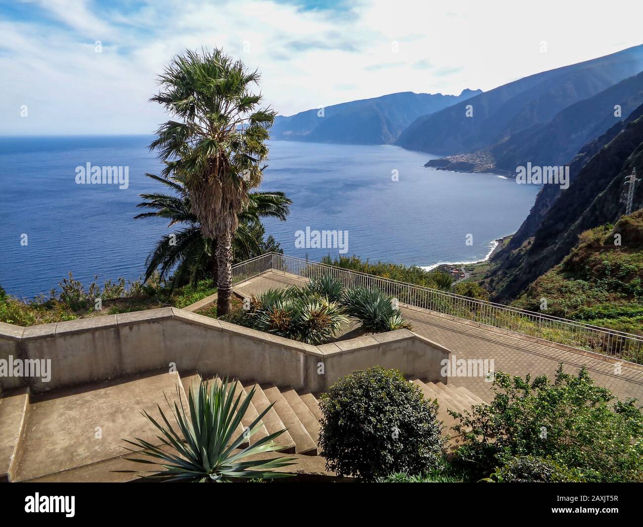 Westküste Madeiras mit Blick auf den Nordatlantikmeer, Portugal, Europäische Union Stockfoto