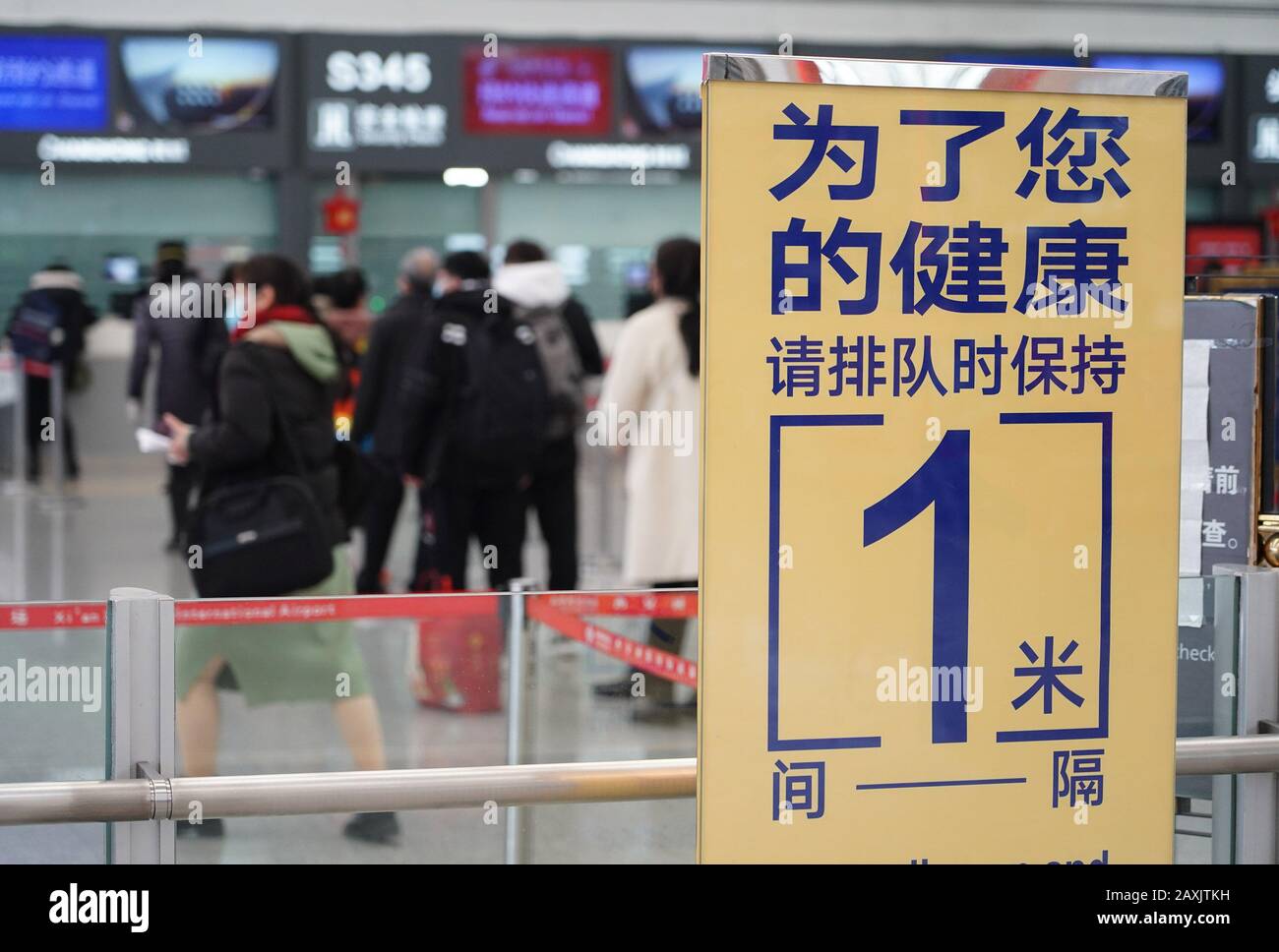 XI'an, Chinas Provinz Shaanxi. Februar 2020. Ein Schild mit der Schrift "Bitte halten Sie eine Entfernung von einem Meter zueinander" ist am Terminal 3 des internationalen Flughafens Xianyang in Xi'an, Nordwestchina Shaanxi Provinz, 12. Februar 2020 zu sehen. Die Menschen werden ermutigt, sich in den letzten Tagen mit einer Entfernung von mindestens einem Meter aneinander zu messen, um die Epidemie zu verhindern und zu kontrollieren. Credit: Shao Rui/Xinhua/Alamy Live News Stockfoto