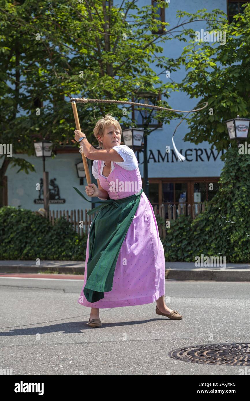 Aperschnalzen" (whipcracking) mit der langen Peitsche, Gaufest des Gauverbandes I in Rosenheim, Oberbayern, Bayern, Süddeutschland, Deutschland, Europa Stockfoto