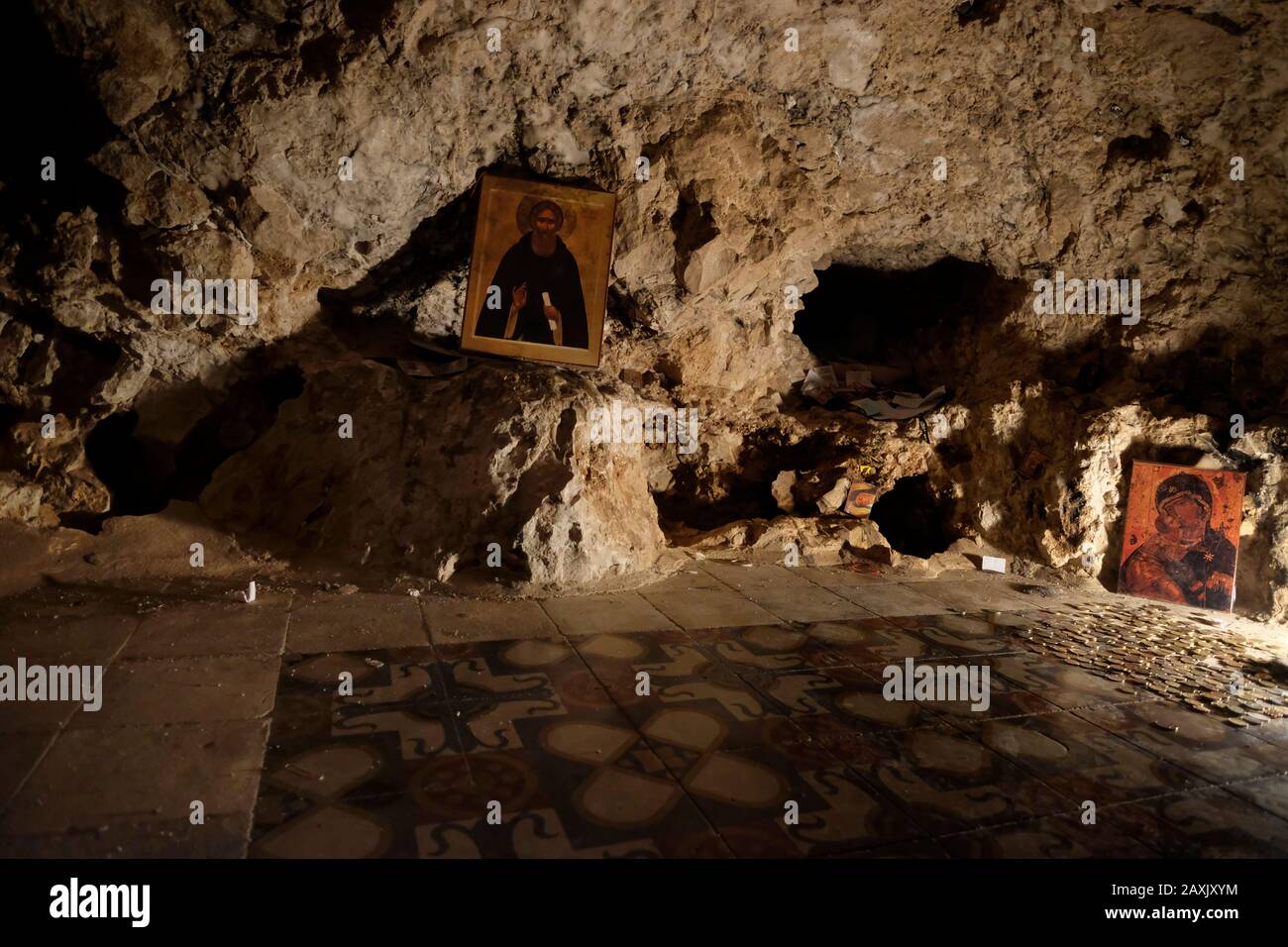 Religiöse Ikonen in einer Höhle im Inneren des griechischen orthodoxen Heiligen Klosters von Sarantarion Mountain oder Die Versuchung, die an den hängen des Mount of Temptation gebaut wurde, die sich entlang einer Klippe mit Blick auf die Stadt Jericho in den palästinensischen Gebieten in der Nähe des Jordan im Westjordanland, Israel, befindet Stockfoto