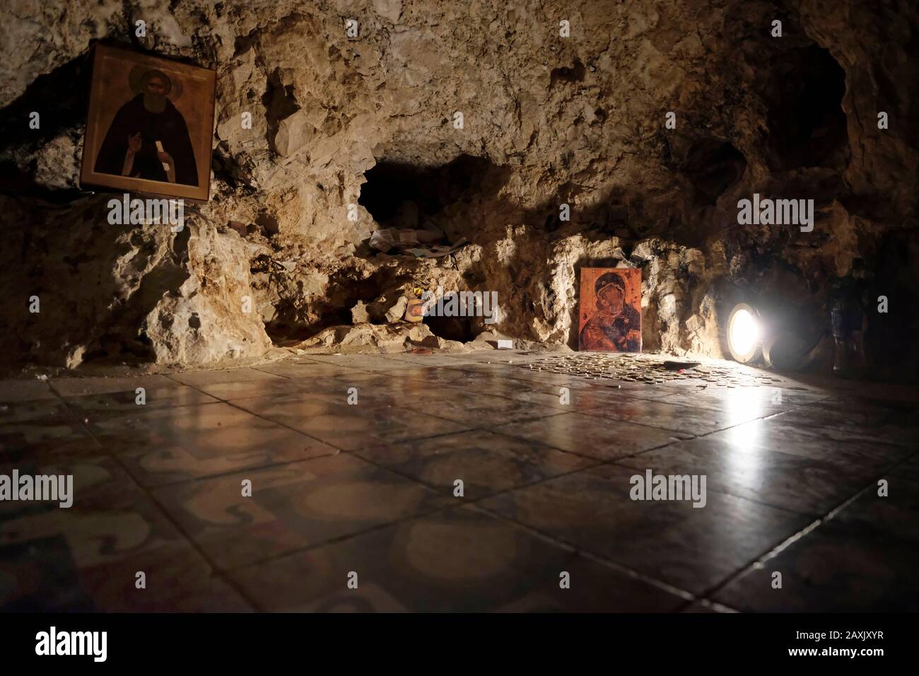 Religiöse Ikonen in einer Höhle im Inneren des griechischen orthodoxen Heiligen Klosters von Sarantarion Mountain oder Die Versuchung, die an den hängen des Mount of Temptation gebaut wurde, die sich entlang einer Klippe mit Blick auf die Stadt Jericho in den palästinensischen Gebieten in der Nähe des Jordan im Westjordanland, Israel, befindet Stockfoto