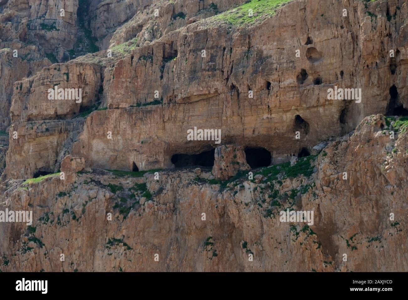 Höhlen, die seit den Anfängen des Christentums von den Monks und Einsiedlern an den östlichen hängen des Mount of Temptation bewohnt werden, auch bekannt als Mount Quarantania und Jebel Quarantul. Beide Namen ergeben sich aus einer falschen Aussprache des lateinischen Wortes Quarentena, was 40 bedeutet, die Anzahl der Tage in der schnellen Lage Christi entlang einer Klippe mit Blick auf die Stadt Jericho in den palästinensischen Gebieten nahe dem Jordan im Westjordanland, Israel Stockfoto