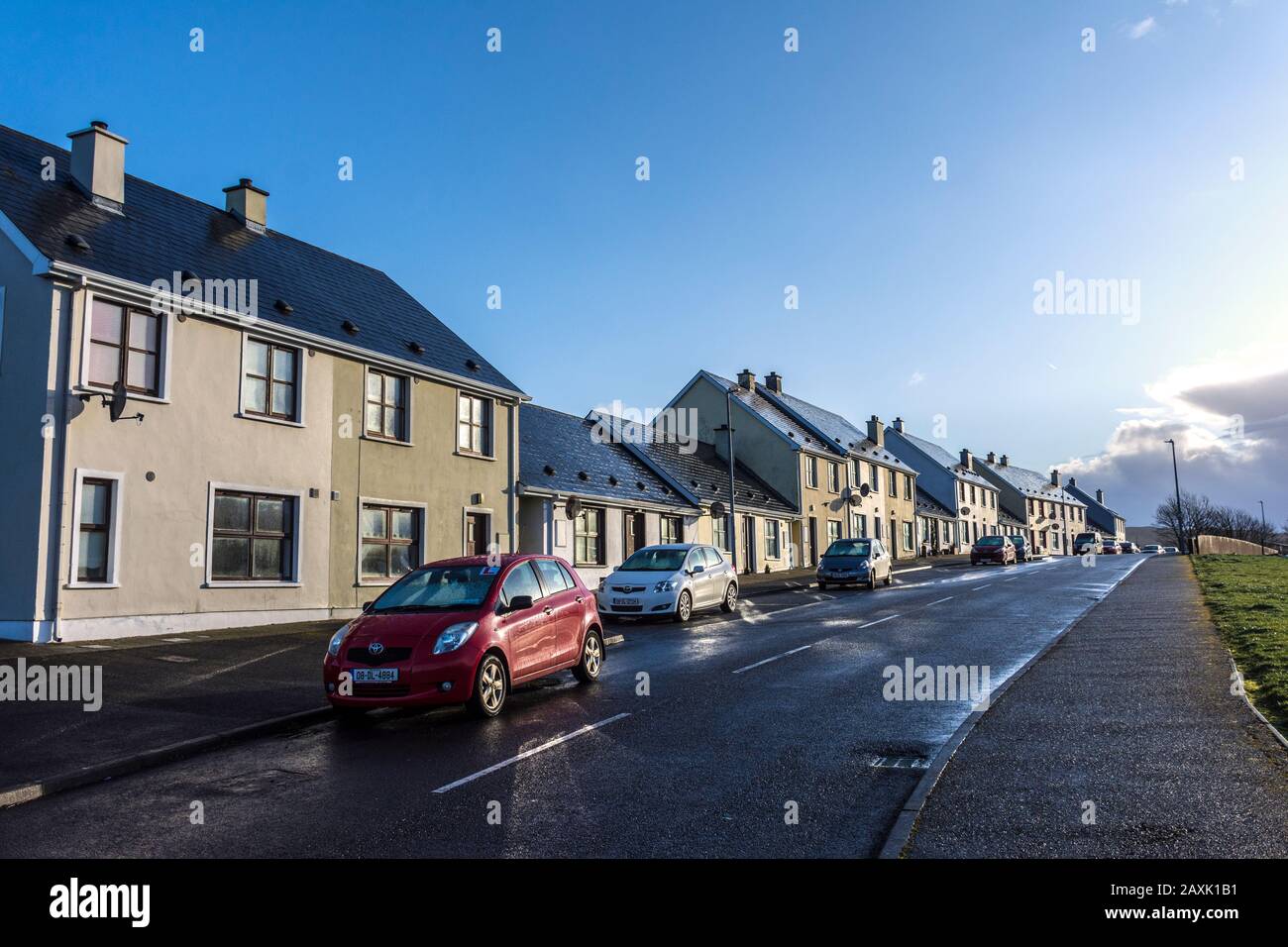 Ardara, County Donegal, Irland. Sozialwohnungen im ländlichen, küstennahen Dorf. Stockfoto