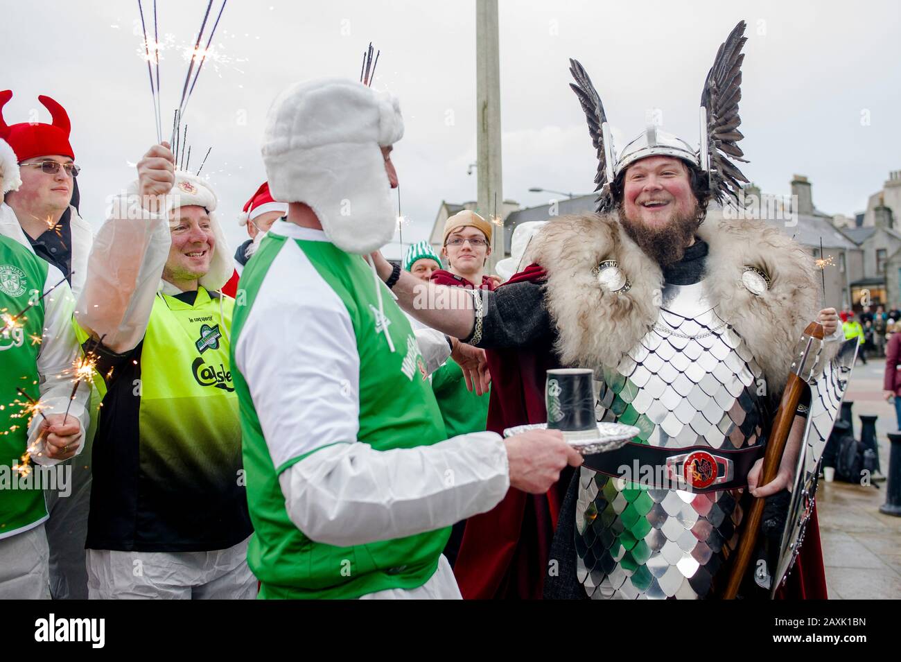 Hearts Supporter Liam Summers wird von Hibs Anhängern geleitet, während er seine Jarl-Truppe durch Lerwick führt, um die 2020 Up Helly Aa in Shetland Credit zu feiern: Euan CherryLiam Summers führt seine Jarr-Truppe durch Lerwick, um die 2020 Up Helly Aa in Shetland Credit zu feiern: Euan Cherry Stockfoto