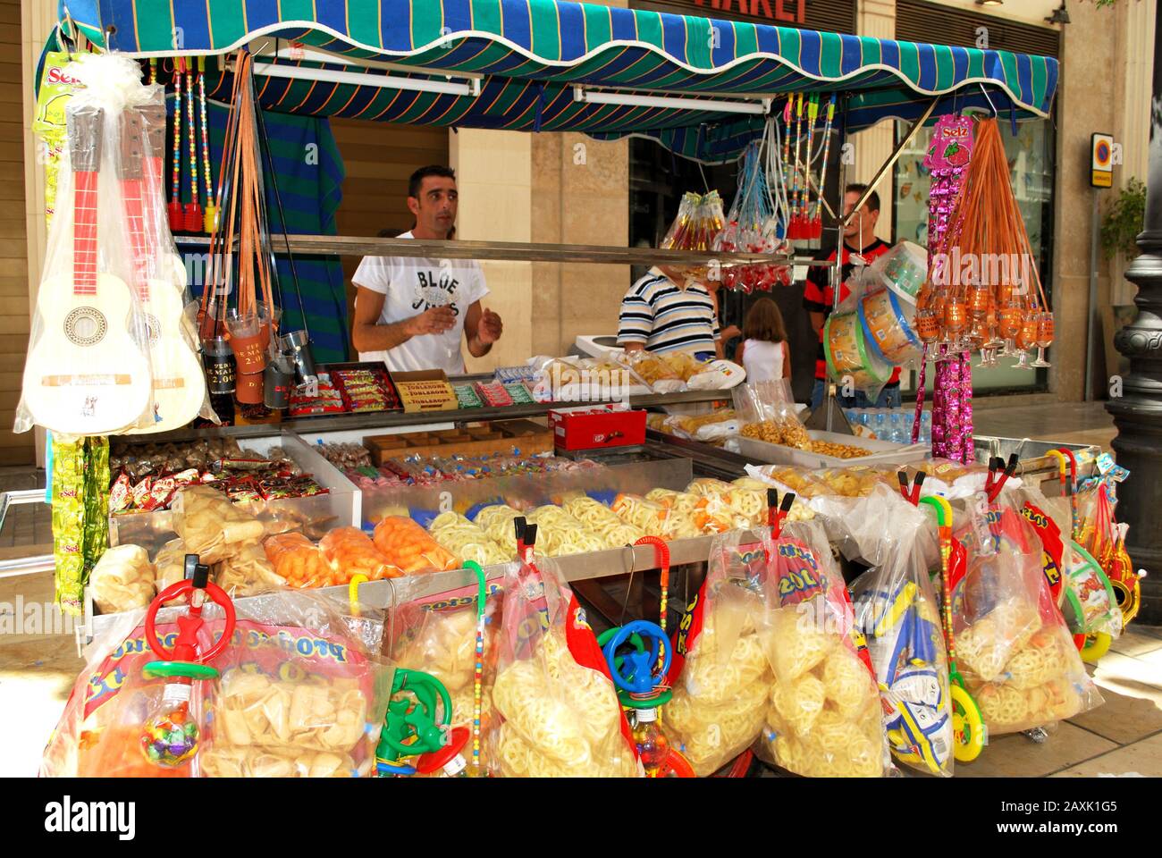 Street Stall mit Snacks auf der Calle Marques de Larios während der Malaga Fair, Málaga, Spanien. Stockfoto